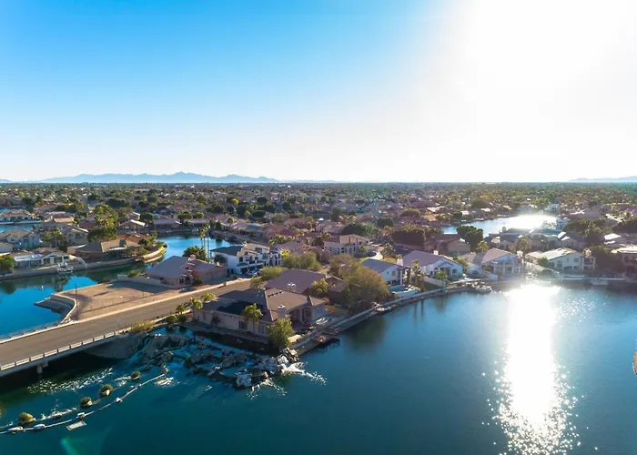 Waterside - Lavish Lakeside With Heated Pool And Pontoon Boat Holiday home
