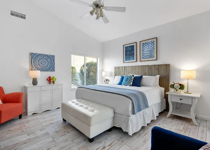 Waterside - Lavish Lakeside With Heated Pool And Pontoon Boat Holiday home *