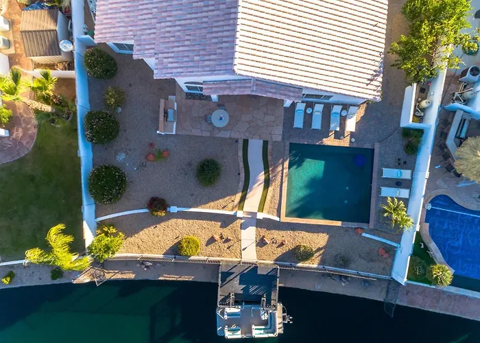 Waterside - Lavish Lakeside With Heated Pool And Pontoon Boat Holiday home *